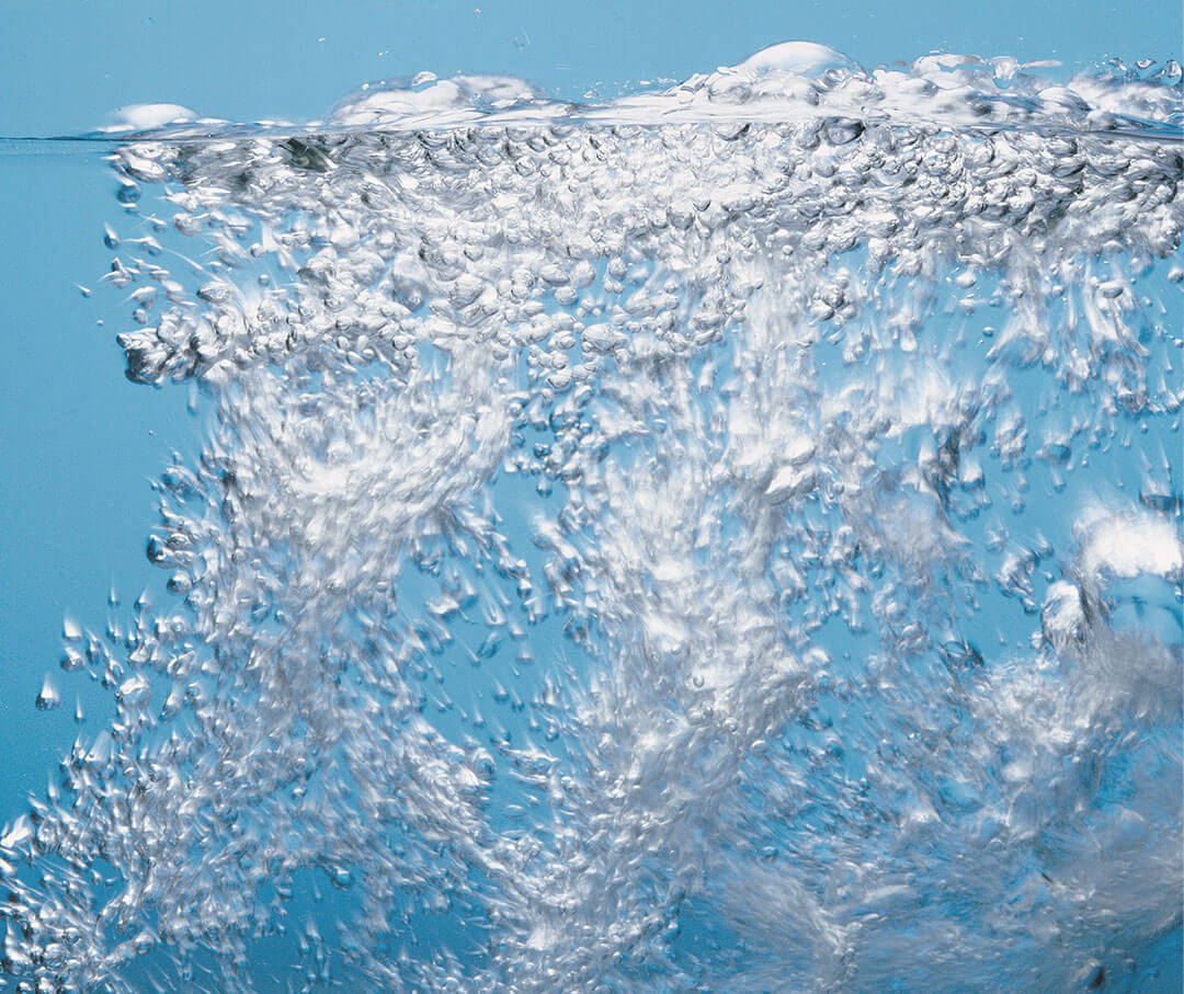 Water in microjets stress release bathtub