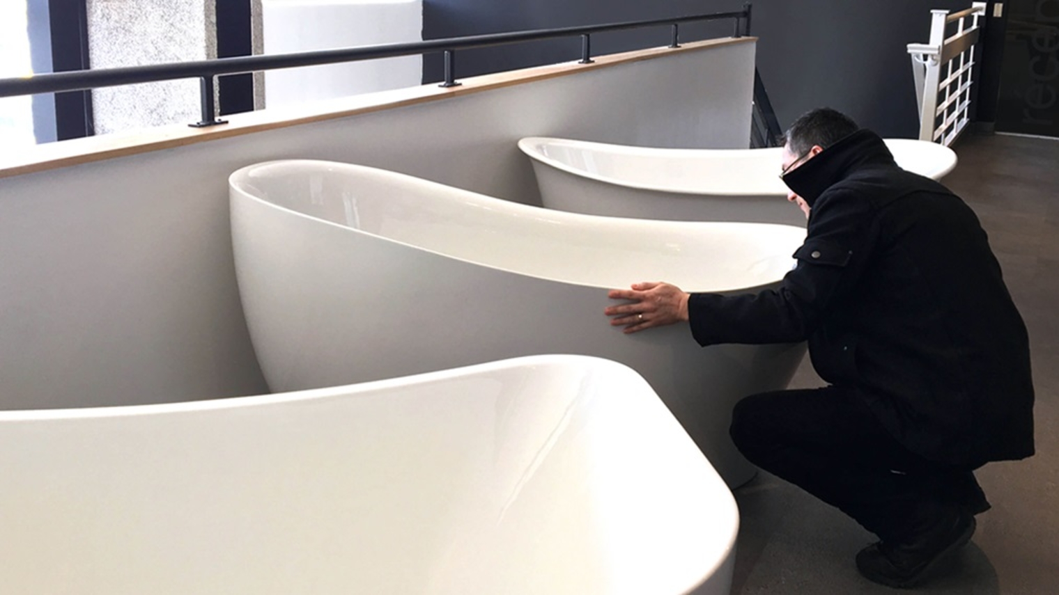 How To Choose Freestanding Tub? A man analyzing a freestanding bathtub